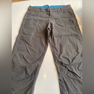 Kuhls women’s outdoor capris olive green size 8 adjustable waist wide leg